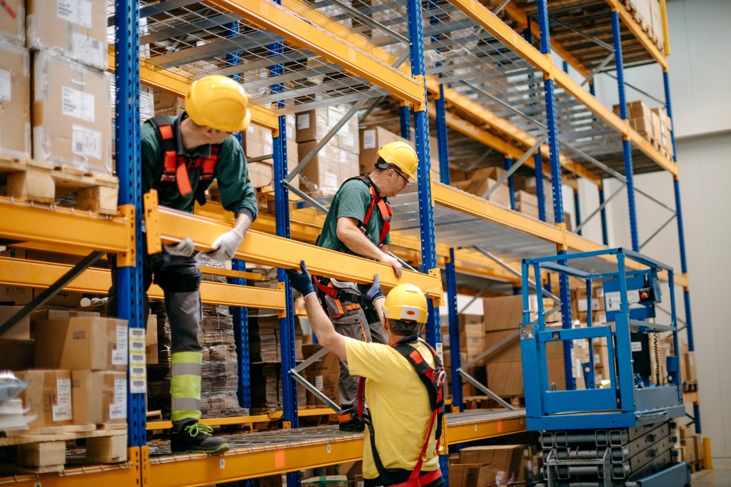 3 werkmannen monteren een magazijnstelling