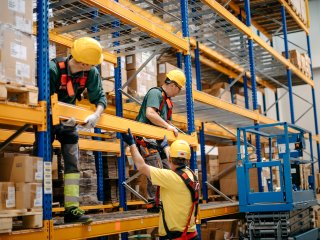 3 werkmannen monteren een magazijnstelling