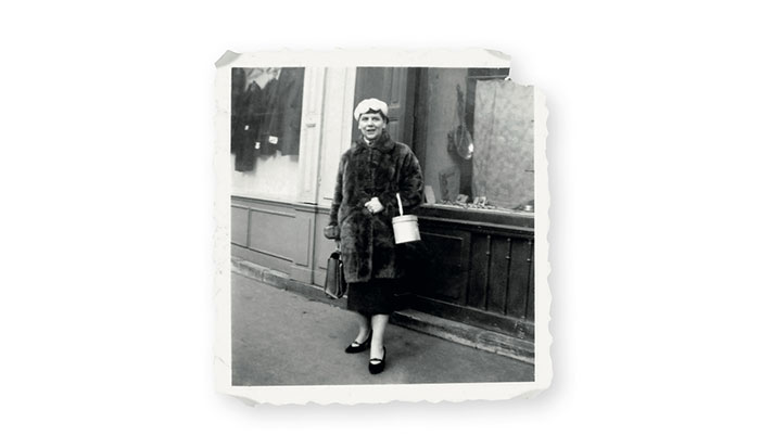 Rachel Marcovici voor haar winkel in de jaren 1950