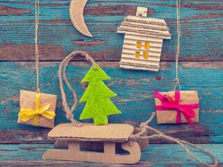 Decoraties voor kerst gemaakt van papier en karton