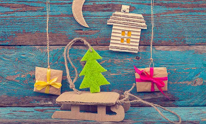 Decoraties voor kerst gemaakt van papier en karton