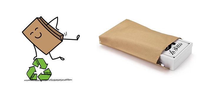 Cartoon staat imposant naast verzendzak