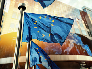 Vlaggen van de Europese Unie die wapperen in de wind