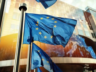 Vlaggen van de Europese Unie die wapperen in de wind