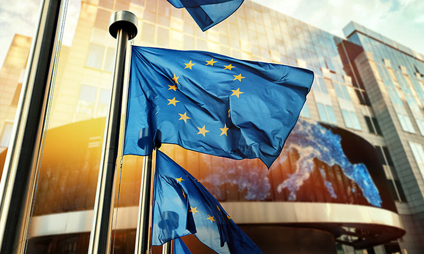 Vlaggen van de Europese Unie die wapperen in de wind