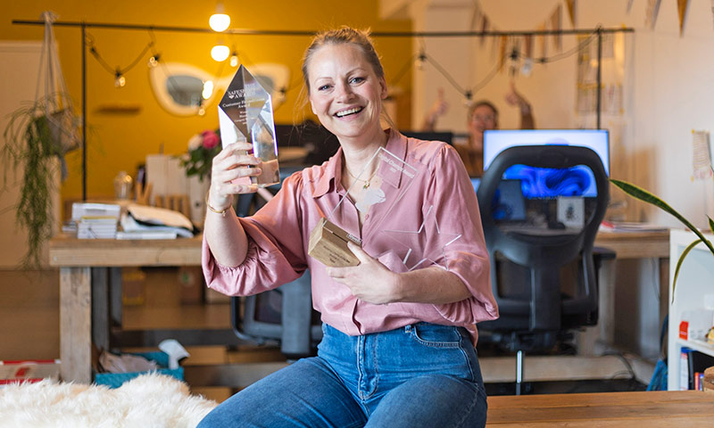 Kim Severy van Mamzel toont met trots haar Award voor E-commerce Personality van het jaar 2022
