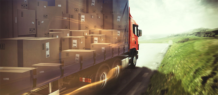 Rode vrachtwagen met verschillende formaten monomateriaal dozen in de laadruimte
