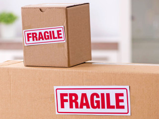 Beschermende verpakkingen voor fragiele producten, dozen met sticker Fragile