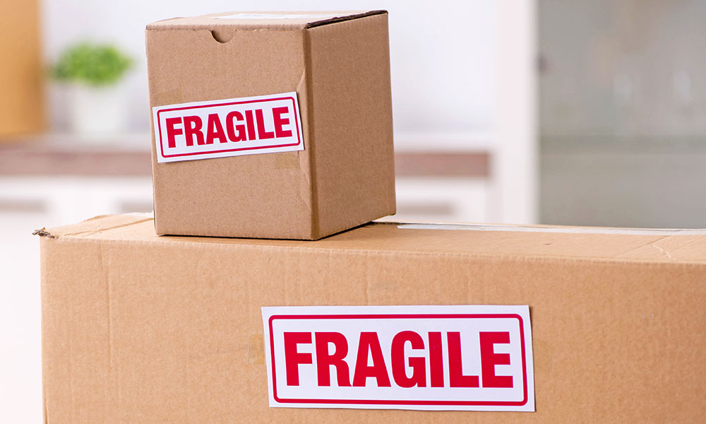 Beschermende verpakkingen voor fragiele producten, dozen met sticker Fragile