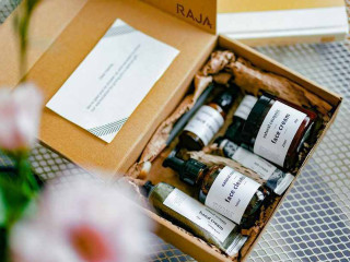 Voorbeeld van doos als cosmetica verpakking, gevuld met flesjes beauty producten
