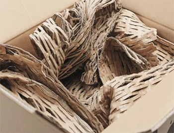 Bufferkussens in een doos, gemaakt met een kartonshredder