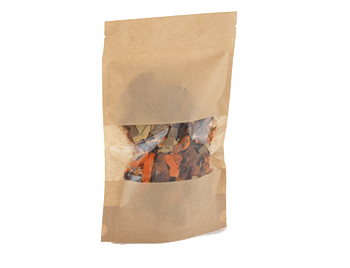 ziplockzakje van kraftpapier, gevuld met gedroogde kruiden