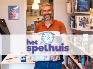 Sven van Het Spelhuis verwelkomt RAJA in zijn winkel