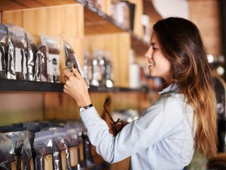 Vrouw bekijkt assortiment gevulde plastic zakjes