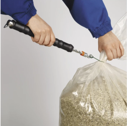 man sluit drilbinder rond zak met zakkentrekker