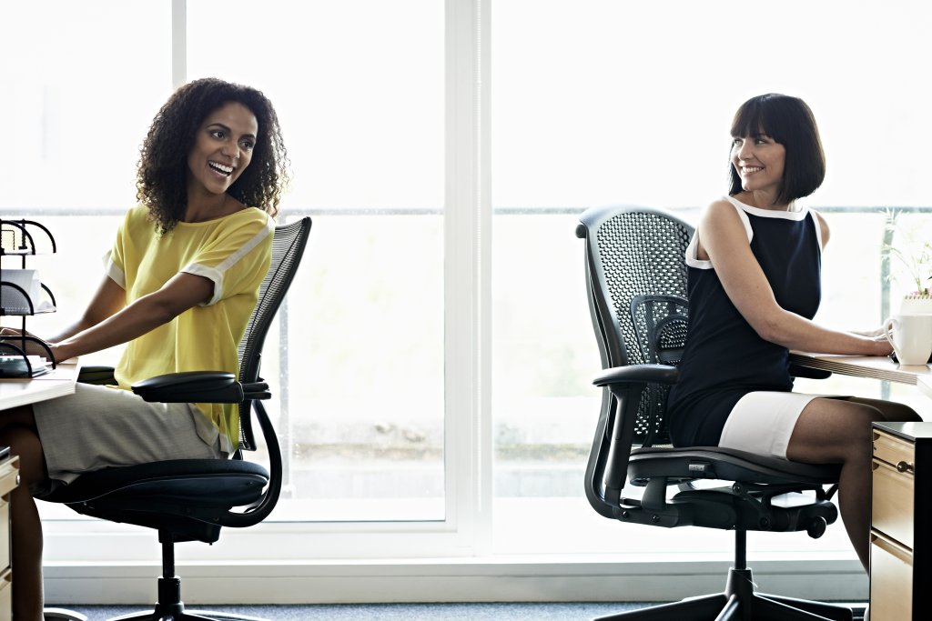 twee vrouwen aan bureau bureaustoelen kantoor