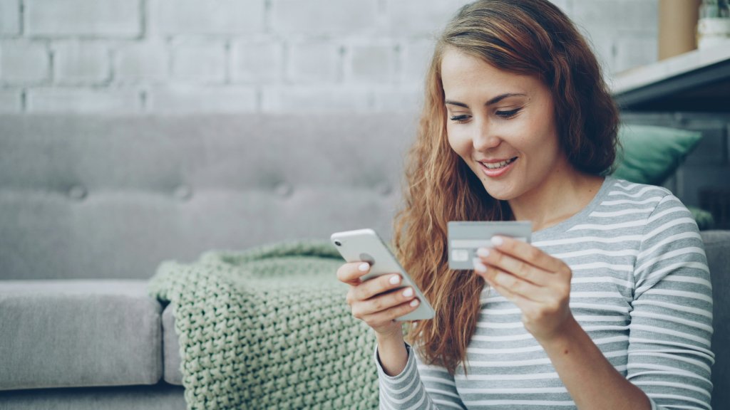 Vrouw die online bestelt duurzame verpakkingen