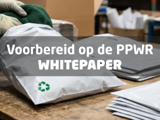 Plastic verzendzakken met recyclage logo liggen op tafel