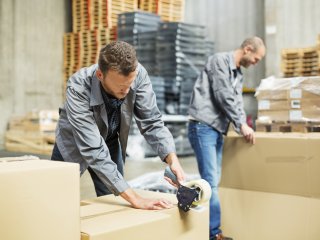 2 mannen verpakken in magazijn