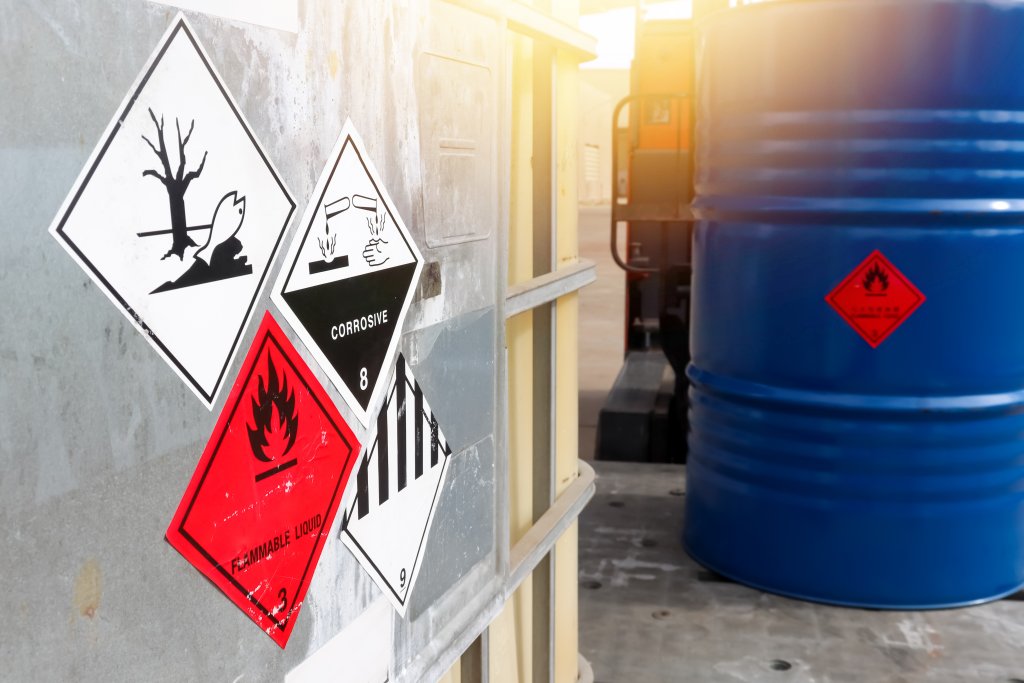 Labels voor gevaarlijke stoffen op container en ton