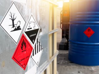 Labels voor gevaarlijke stoffen op container en ton