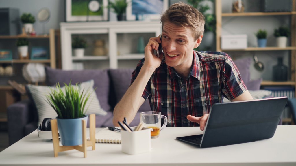 thuiswerkende man aan bureau