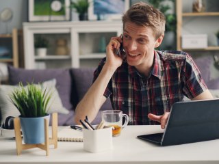 thuiswerkende man aan bureau